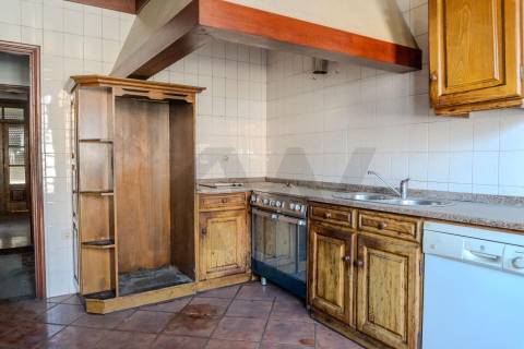 Prédio para reabilitação com logradouro no Centro Histórico, Guimarães