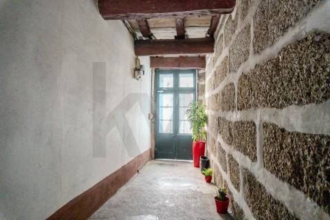 Prédio para reabilitação com logradouro no Centro Histórico, Guimarães