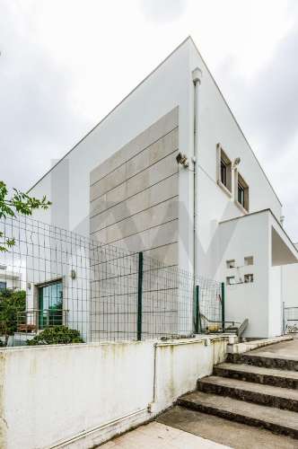Moradia T4 com Varanda, Garagem e Pomar, nas Caldas da Raínha.
