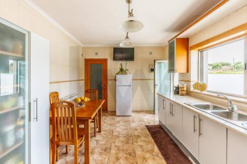 Moradia T4 com Varanda, Garagem e Pomar, nas Caldas da Raínha.