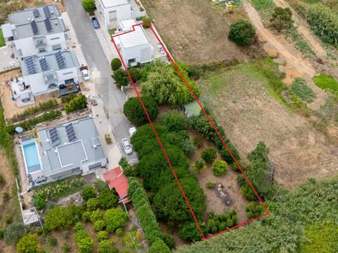 Moradia T4 com Varanda, Garagem e Pomar, nas Caldas da Raínha.