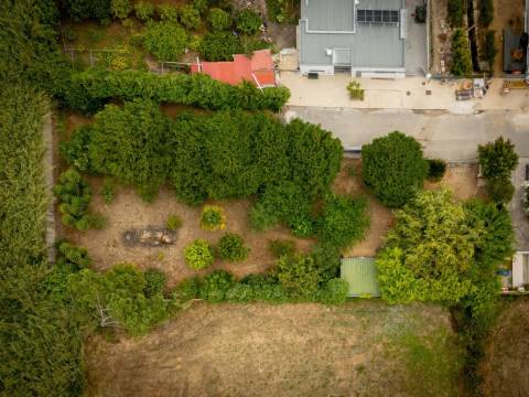 Moradia T4 com Varanda, Garagem e Pomar, nas Caldas da Raínha.