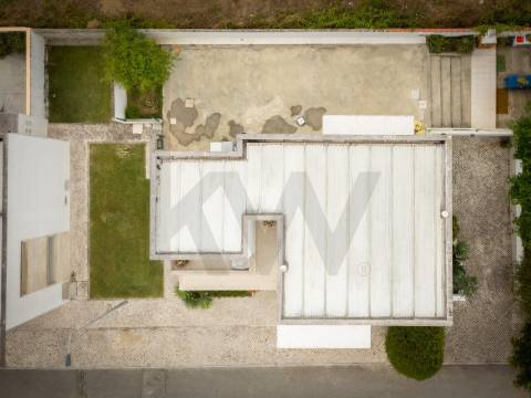 Moradia T4 com Varanda, Garagem e Pomar, nas Caldas da Raínha.