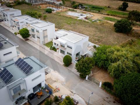 Moradia T4 com Varanda, Garagem e Pomar, nas Caldas da Raínha.