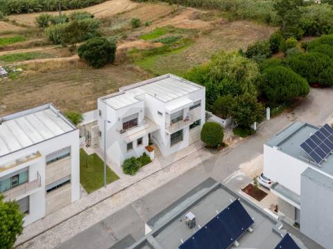 Moradia T4 com Varanda, Garagem e Pomar, nas Caldas da Raínha.