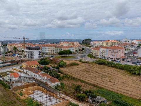 Moradia T4 com Varanda, Garagem e Pomar, nas Caldas da Raínha.