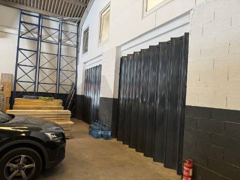 Pavilhão Industrial para Venda em Guifões - 1.744 m2