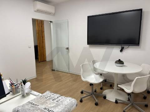 Pavilhão Industrial para Venda em Guifões - 1.744 m2