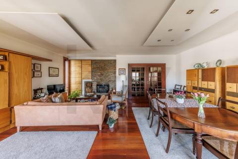 Apartamento T4 com Garagem - Rua Damião de Góis (Porto)