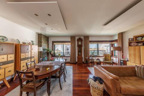 Apartamento T4 com Garagem - Rua Damião de Góis (Porto)