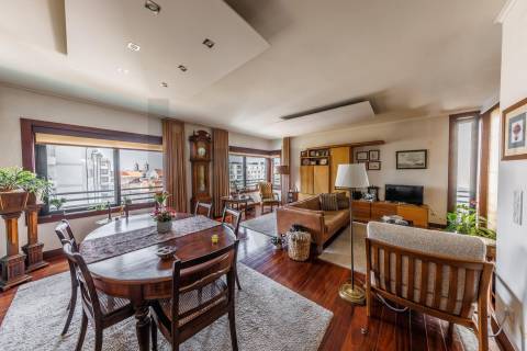 Apartamento T4 com Garagem - Rua Damião de Góis (Porto)