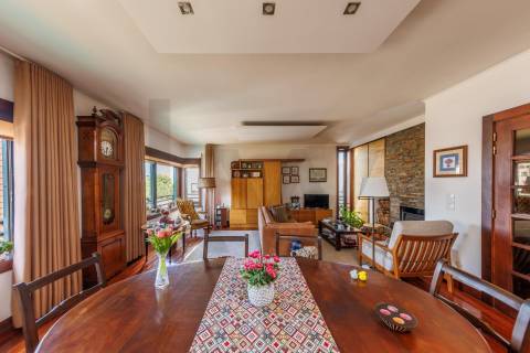 Apartamento T4 com Garagem - Rua Damião de Góis (Porto)