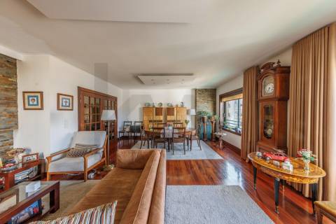 Apartamento T4 com Garagem - Rua Damião de Góis (Porto)