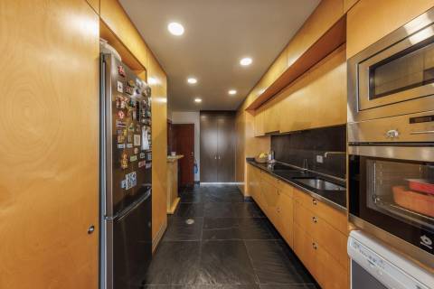 Apartamento T4 com Garagem - Rua Damião de Góis (Porto)