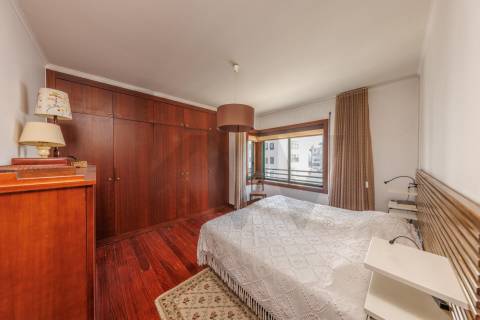 Apartamento T4 com Garagem - Rua Damião de Góis (Porto)