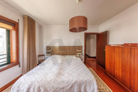 Apartamento T4 com Garagem - Rua Damião de Góis (Porto)