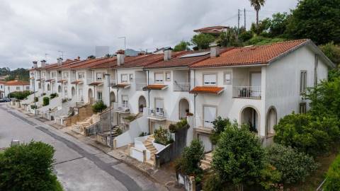 Moradia T4, com Piscina, Renovada - Centro de Cabeceiras de Basto