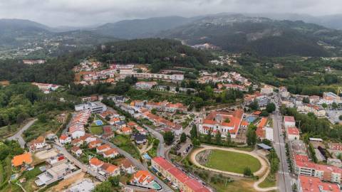 Moradia T4, com Piscina, Renovada - Centro de Cabeceiras de Basto