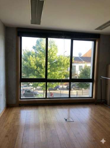 Prédio Urbano, rés-do-chão, 1º e 2º andares - comércio e escritórios