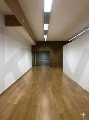 Prédio Urbano, rés-do-chão, 1º e 2º andares - comércio e escritórios