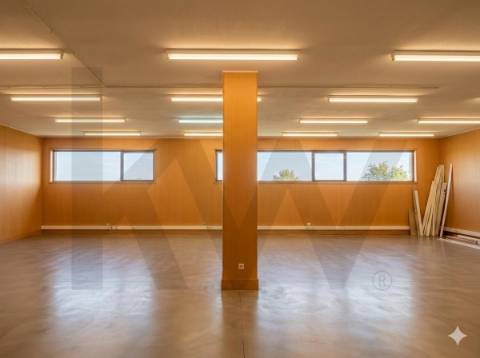 Prédio Urbano, rés-do-chão, 1º e 2º andares - comércio e escritórios
