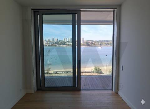 T1 Frente à praia (Douro Marina). Novo, com varanda, garagem e arrumos. 
