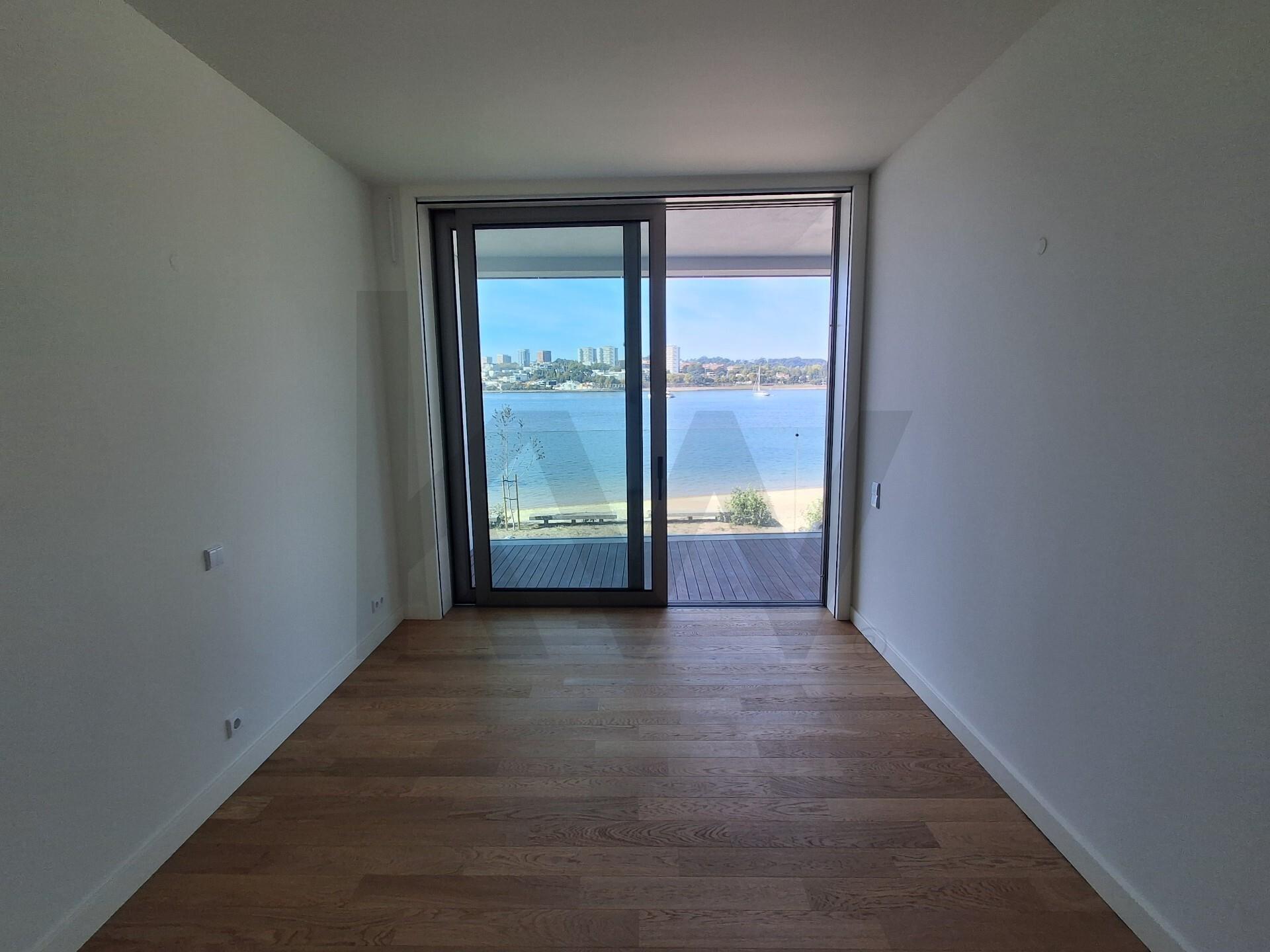 T1 Frente à praia (Douro Marina). Novo, com varanda, garagem e arrumos. 