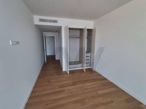 T1 Frente à praia (Douro Marina). Novo, com varanda, garagem e arrumos. 