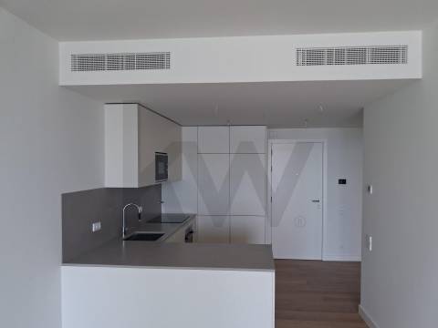 T1 Frente à praia (Douro Marina). Novo, com varanda, garagem e arrumos. 