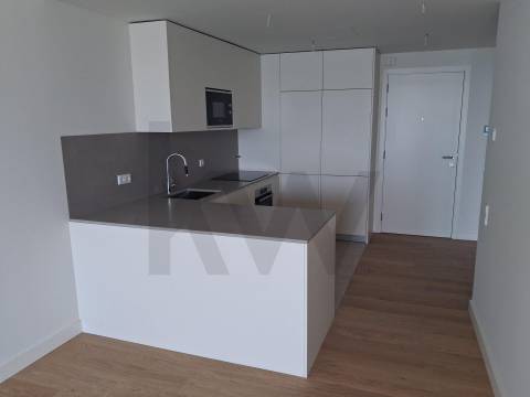 T1 Frente à praia (Douro Marina). Novo, com varanda, garagem e arrumos. 
