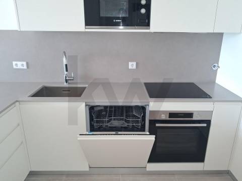 T1 Frente à praia (Douro Marina). Novo, com varanda, garagem e arrumos. 