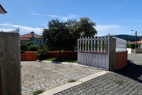 Moradia remodelada | 5 quartos | Jardim | Garagem 4 carros
