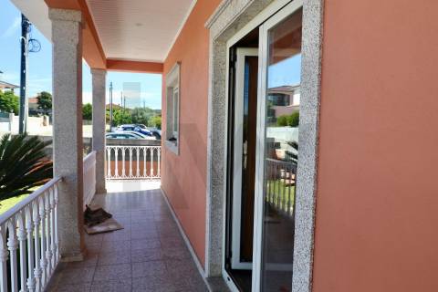 Moradia remodelada | 5 quartos | Jardim | Garagem 4 carros