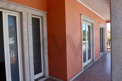 Moradia remodelada | 5 quartos | Jardim | Garagem 4 carros