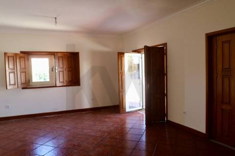 Moradia remodelada | 5 quartos | Jardim | Garagem 4 carros