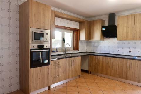 Moradia remodelada | 5 quartos | Jardim | Garagem 4 carros