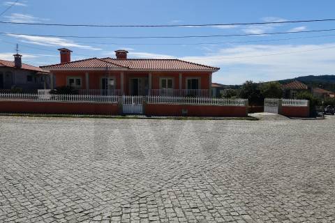 Moradia remodelada | 5 quartos | Jardim | Garagem 4 carros