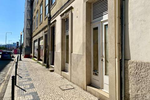 Loja para arrendamento na Rua do Rosário, nº 47 – Porto