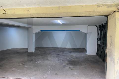 Garagem com 150m2 na Av. Republica, ao El Corte Inglês, possibilidade de transformar em habitação.