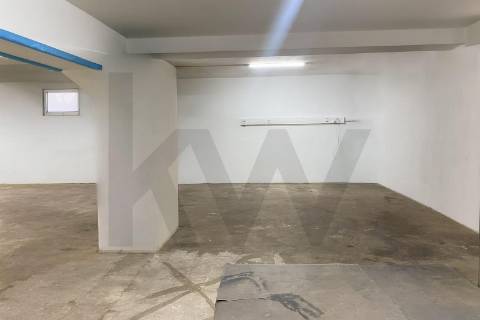Garagem com 150m2 na Av. Republica, ao El Corte Inglês, possibilidade de transformar em habitação.