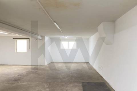 Garagem com 150m2 na Av. Republica, ao El Corte Inglês, possibilidade de transformar em habitação.