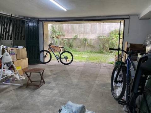Garagem com 150m2 na Av. Republica, ao El Corte Inglês, possibilidade de transformar em habitação.