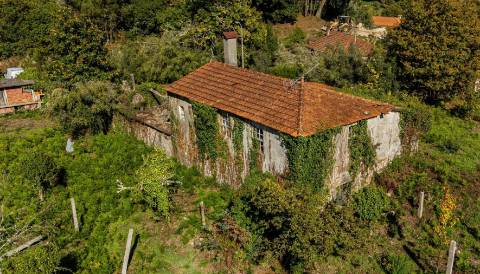 Quinta com Moradia T3 em Pedra para restauro com 2.814m² de Terreno – Covas, V.N. Cerveira