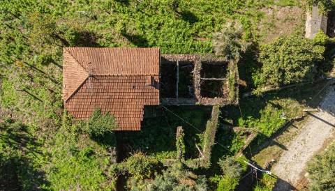 Quinta com Moradia T3 em Pedra para restauro com 2.814m² de Terreno – Covas, V.N. Cerveira