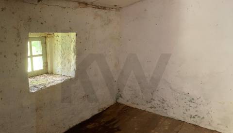 Quinta com Moradia T3 em Pedra para restauro com 2.814m² de Terreno – Covas, V.N. Cerveira