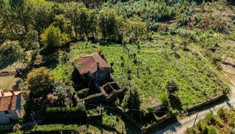 Quinta com Moradia T3 em Pedra para restauro com 2.814m² de Terreno – Covas, V.N. Cerveira