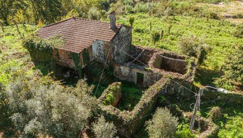 Quinta com Moradia T3 em Pedra para restauro com 2.814m² de Terreno – Covas, V.N. Cerveira