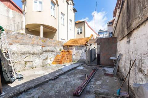 Prédio com Projeto Aprovado na Zona Histórica de Matosinhos na Rua Brito Capelo