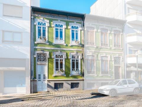 Moradia T4 renovada com terraço no Bonfim, Porto