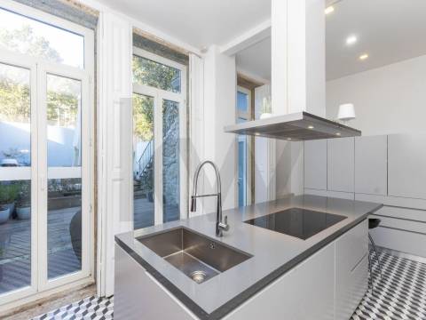 Moradia T4 renovada com terraço no Bonfim, Porto